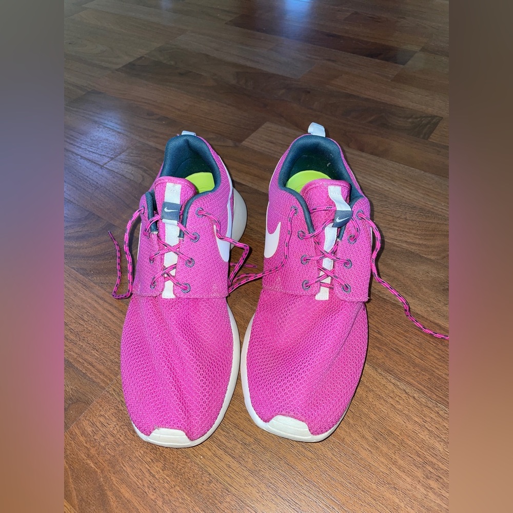 Nike women roshe sneaker - size 10. In great condition - Picture 2 of 2